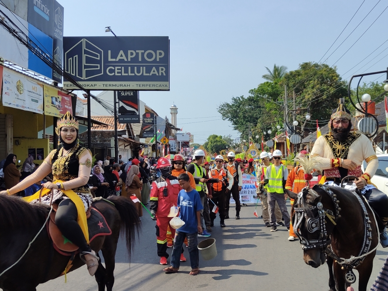 MERIAH: Tokoh Bima dan Arimbi dalam memeriahkan karnaval HUT RI di Kabupaten Batang.