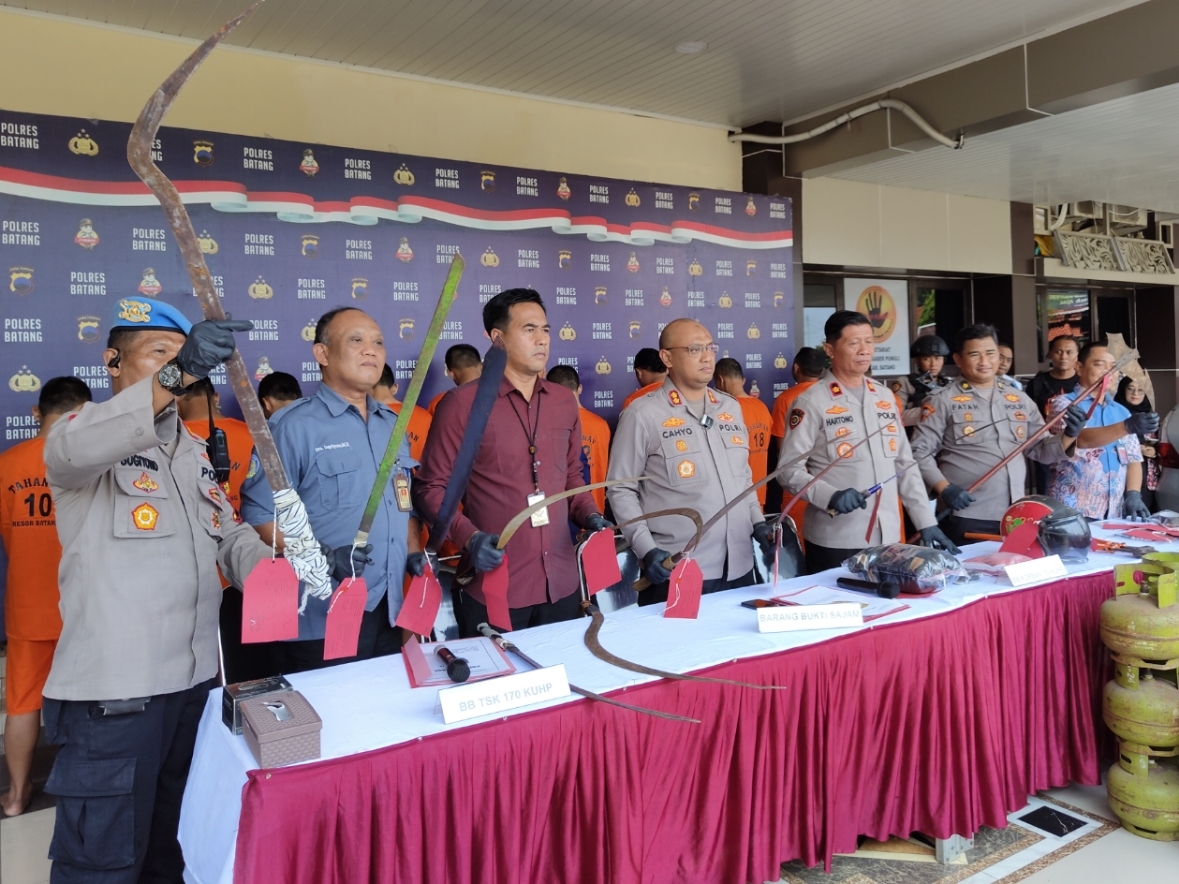 SAJAM: Jajaran kepolisian di Polres Batang saat menunjukkan senjata tajam yang digunakan pelaku tawuran.