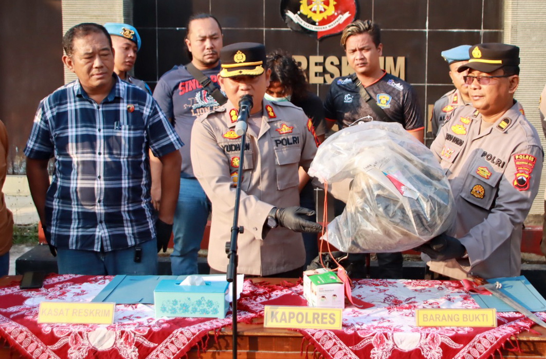 KETERANGAN: Kapolres Pekalongan Kota AKBP Prayudha Widiatmoko sata berikan keterangan, penangkapan pelaku penganiayaan yang buron dua tahun, di halaman Mako Sat Reskrim Polres Pekalongan Kota, Rabu (2