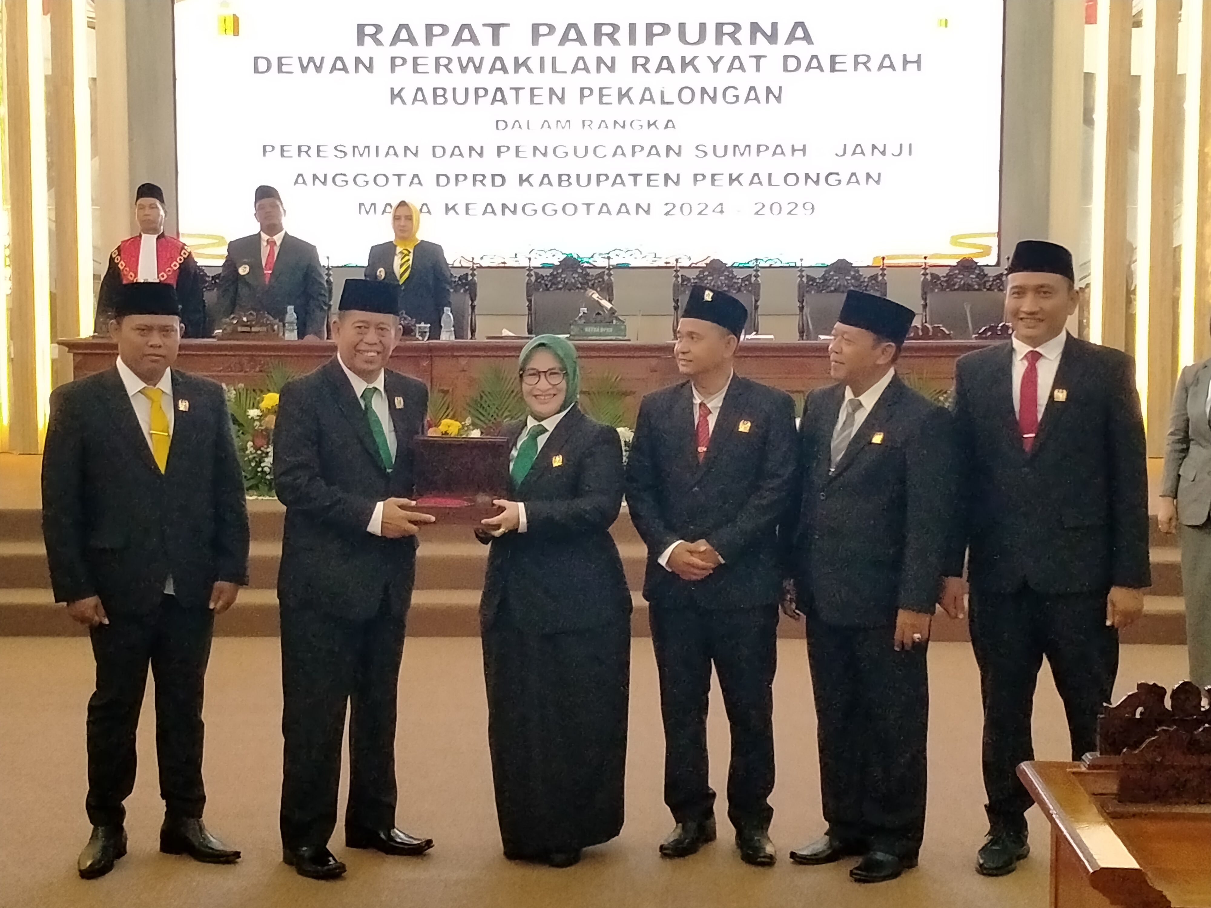 PIMPINAN SEMENTARA: Pimpinan DPRD Kabupaten Pekalongan sementara saat menerima palu DPRD dari pimpinan sebelumnya, Rabu (14/8/2024).