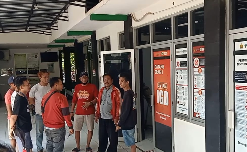 PEMBUNUHAN: Suasana di Puskesmas Sragi I Kabupaten Pekalongan saat warga menunggu hasil pemeriksaan bayi yang diduga dibunuh bapaknya, Rabu (21/8/2024).