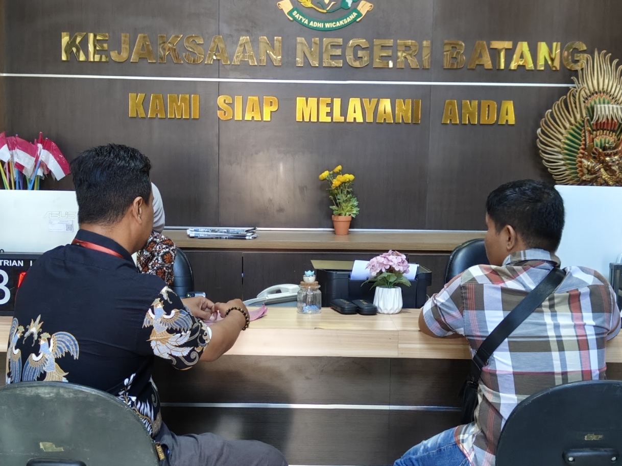 LAPORAN: Keluarga korban didampingi kuasa hukum saat melapor ke Kejaksaan Negeri Batang.