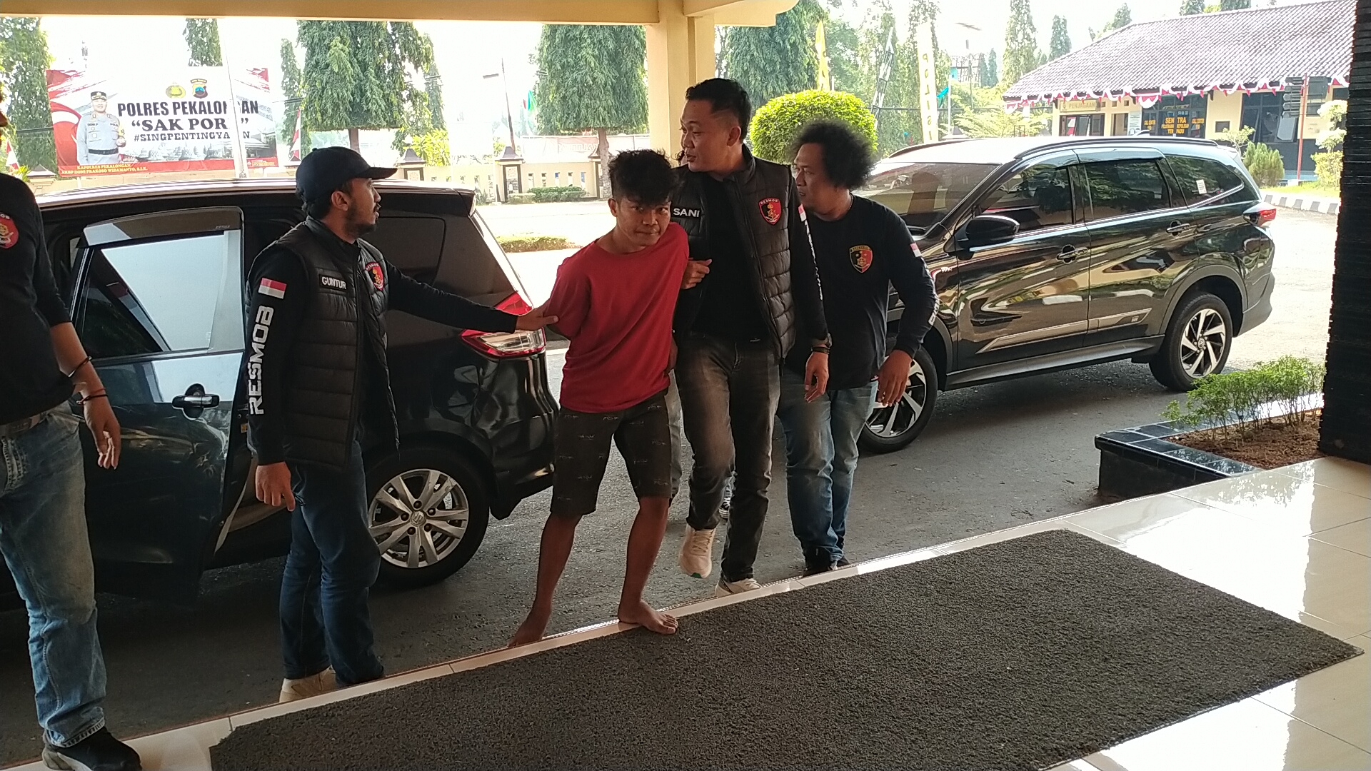 TEGA: Terduga pelaku Nur Fadilah saat baru saja tiba di Polres Pekalongan untuk menjalani pemeriksaan atas dugaan membunuh anaknya, Rabu (21/8/2024).
