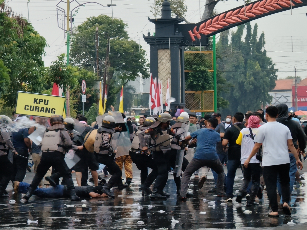 PENGAMAN: Aksi ricuh massa pendemo di gedung KPU Batang.