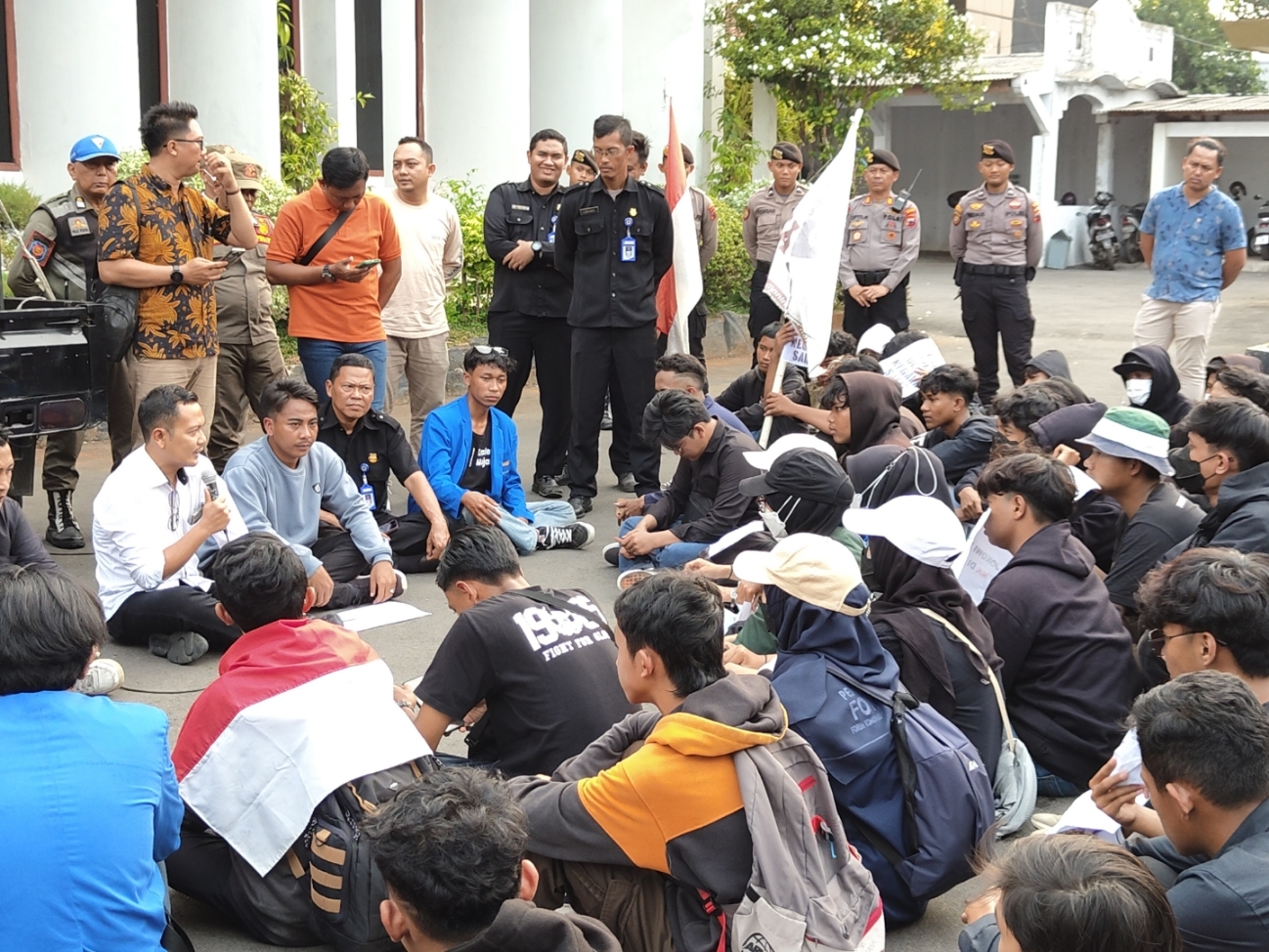 DAMAI: Ketua Sementara DPRD Kabupaten Batang Maulana Yusup saat menerima peserta demo di depan Gedung DPRD Kabupaten Batang.