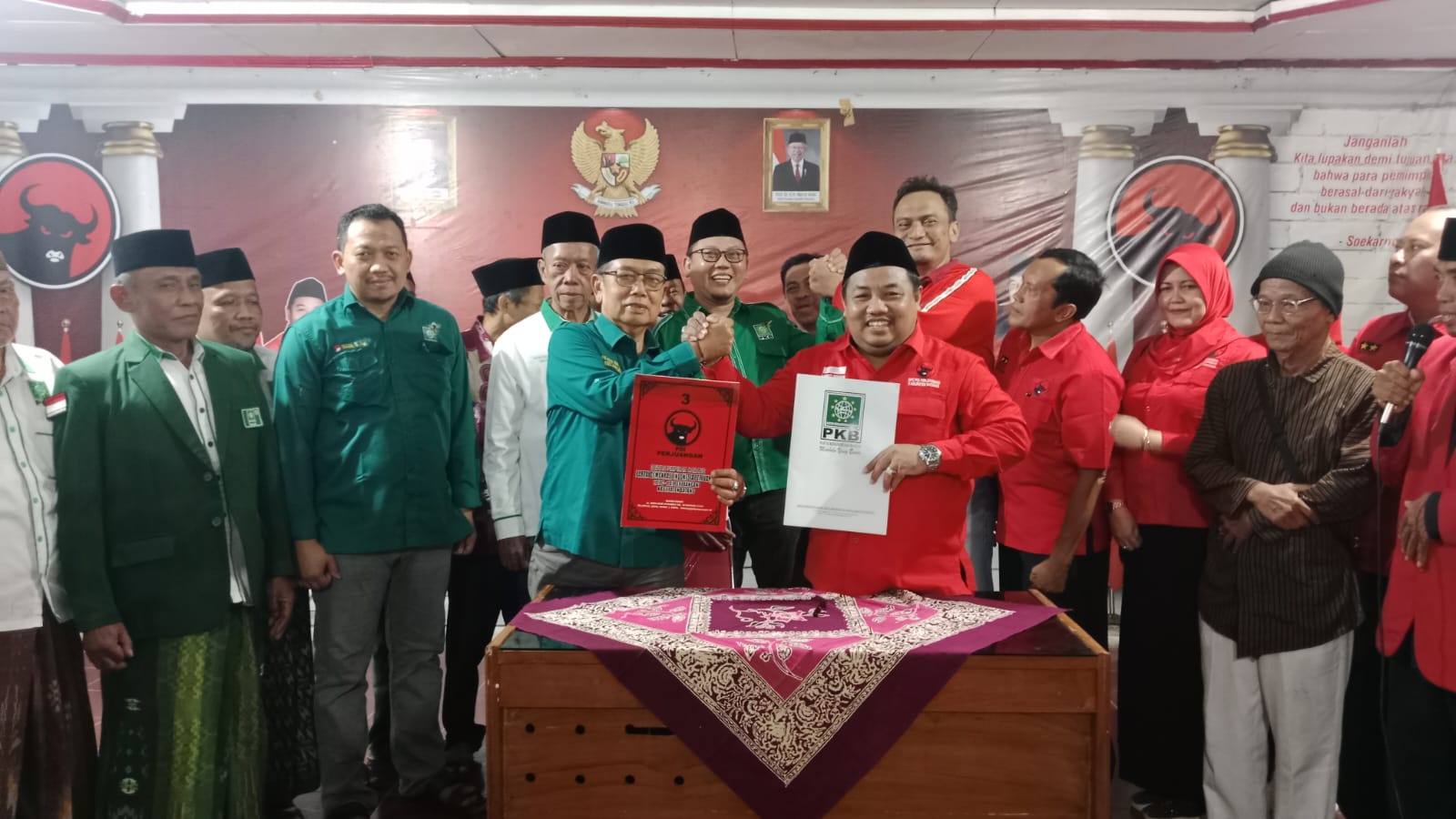 KERJASAMA: Penandatanganan kerjasama antara PKB dan PDI Perjuangan yang dilakukan di kantor DPC PDI Perjuangan Batang.