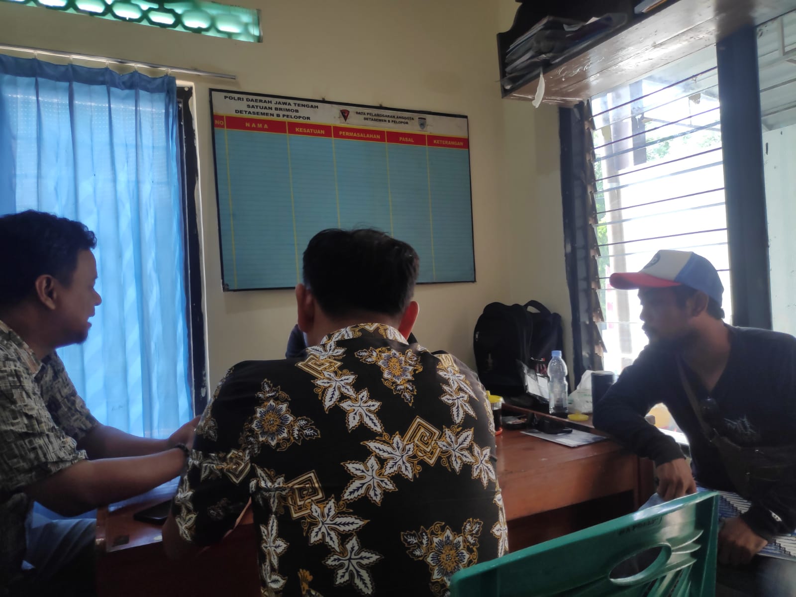 LAPORAN: Korban penggelapan mobil rental didampingi kuasa hukum, saat laporan ke Provost Satuan Brimob Detasemen B Pelopor Kalibanger Pekalongan, karena ada dugaan keterlibatan anggotanya, beberapa wa