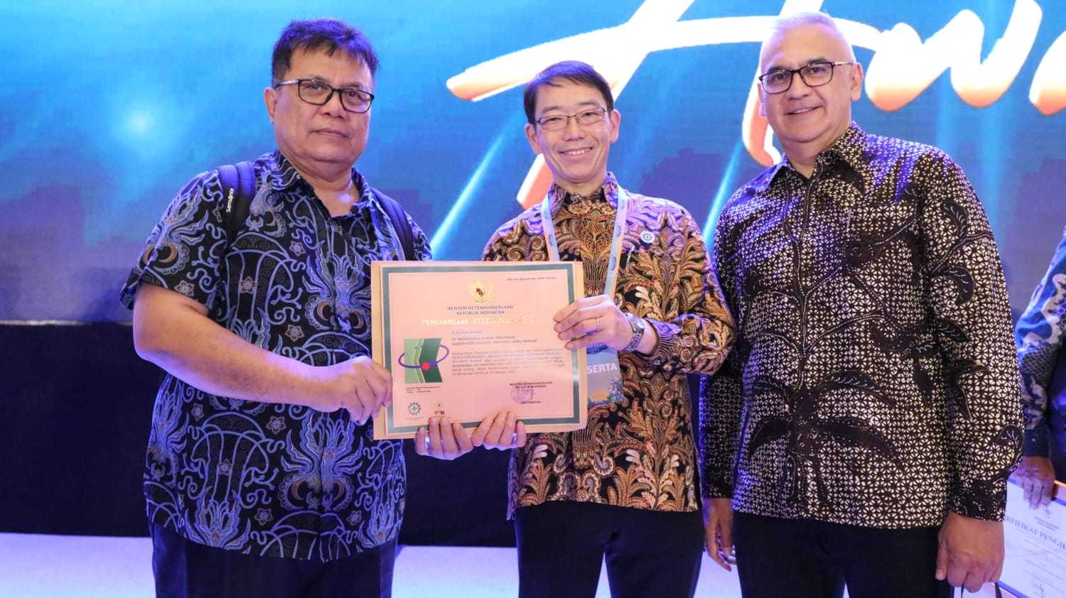 CAPAIAN PRESTASI: PT BPI saat menerima penghargaan Bendera Emas dan Sertifikat Emas SMK3 dan Zero Accident di Ajang Naker Award 2024