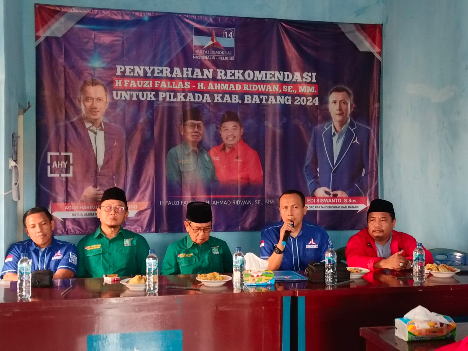 KOALISI: Fauzi Fallas-Ahmad Ridwan saat mendapatkan dukungan dari Partai Demokrat.