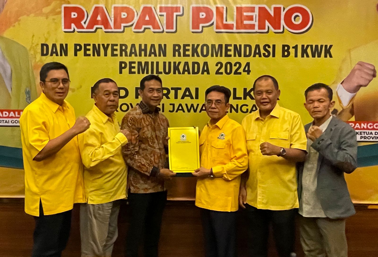 Faiz -Suyono saat menerima SK dari DPP Golkar.
