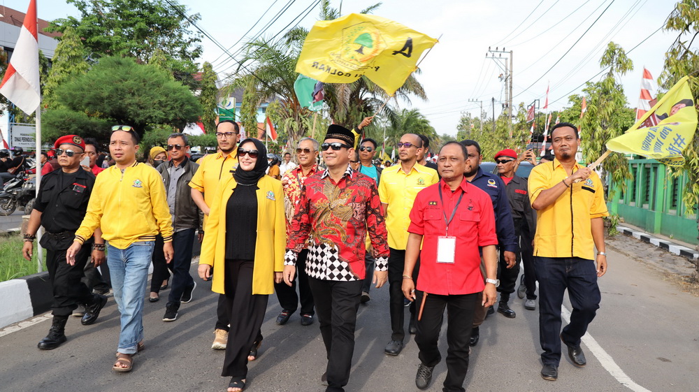 DIARAK: Pasangan Ajib saat diarak pendukungnya menuju KPU untuk mendaftar pemilihan Walikota dan Wakil Walikota, Selasa (27/8/2024).
