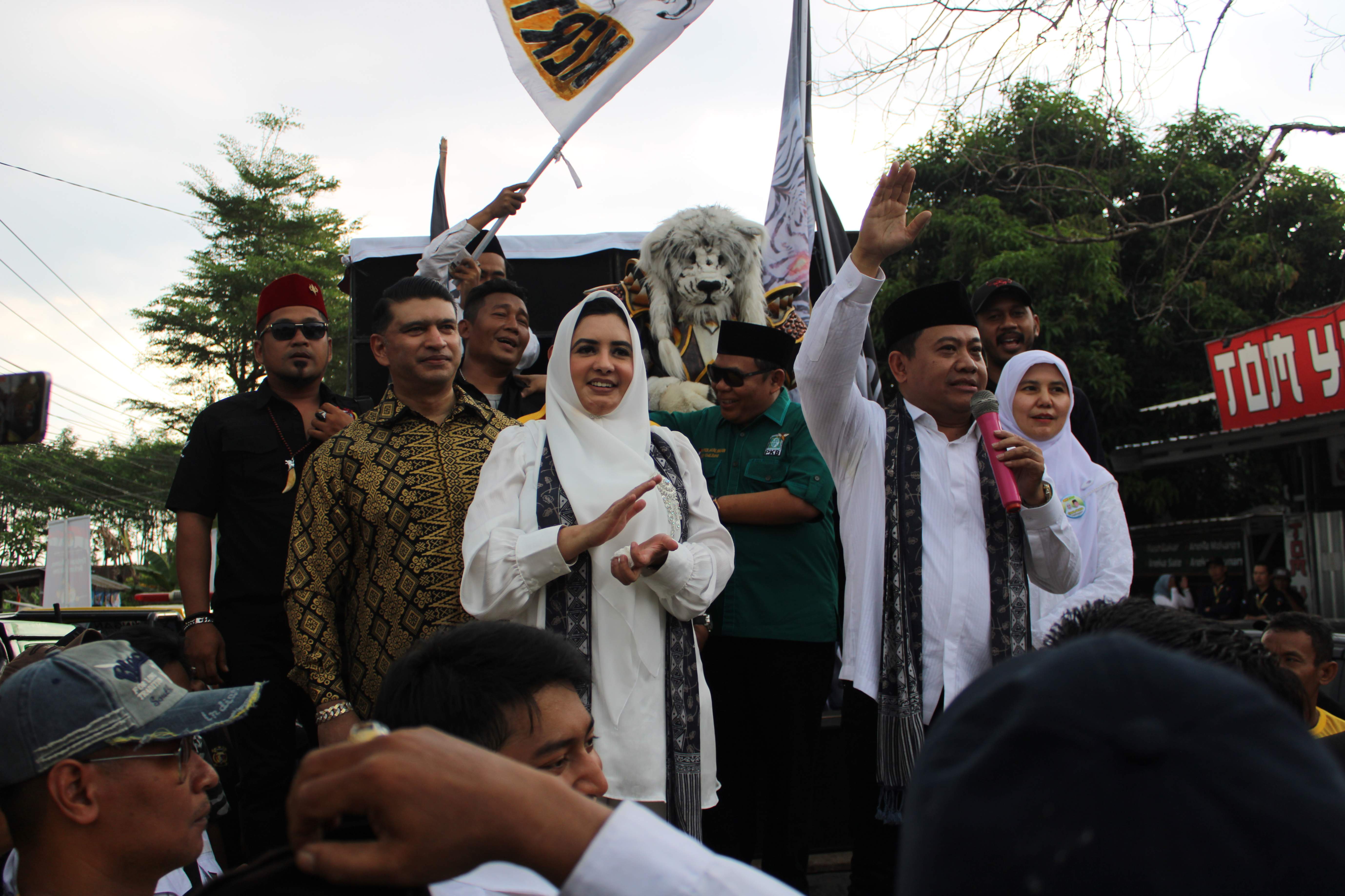 PILKADA: Fadia Arafiq-Sukirman saat berorasi di hadapan ribuan pendukungnya usai menyelesaikan proses pendaftaran di KPU Kabupaten Pekalongan, Kamis (29/8/2024).