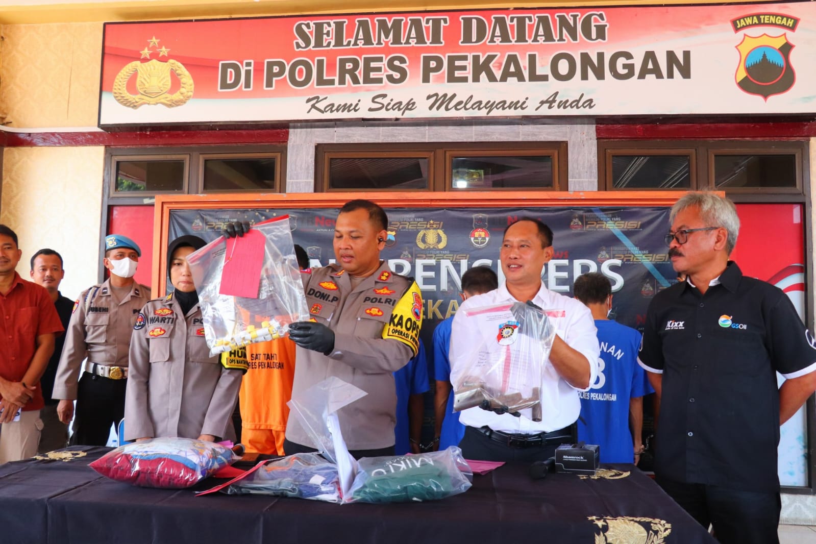 UNGKAP KASUS: Kapolres Pekalongan saat konferensi pers ungkap kasus gas elpiji oplosan dan dua kasus lainnya, Selasa (27/8/2024).