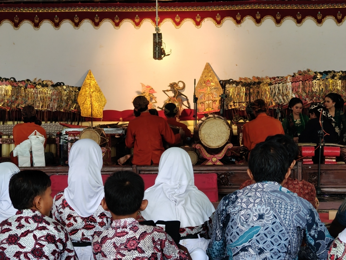 EDUKASI: Pelajar SD saat melihat edukasi wayang kulit di Pendopo Kabupaten Batang.