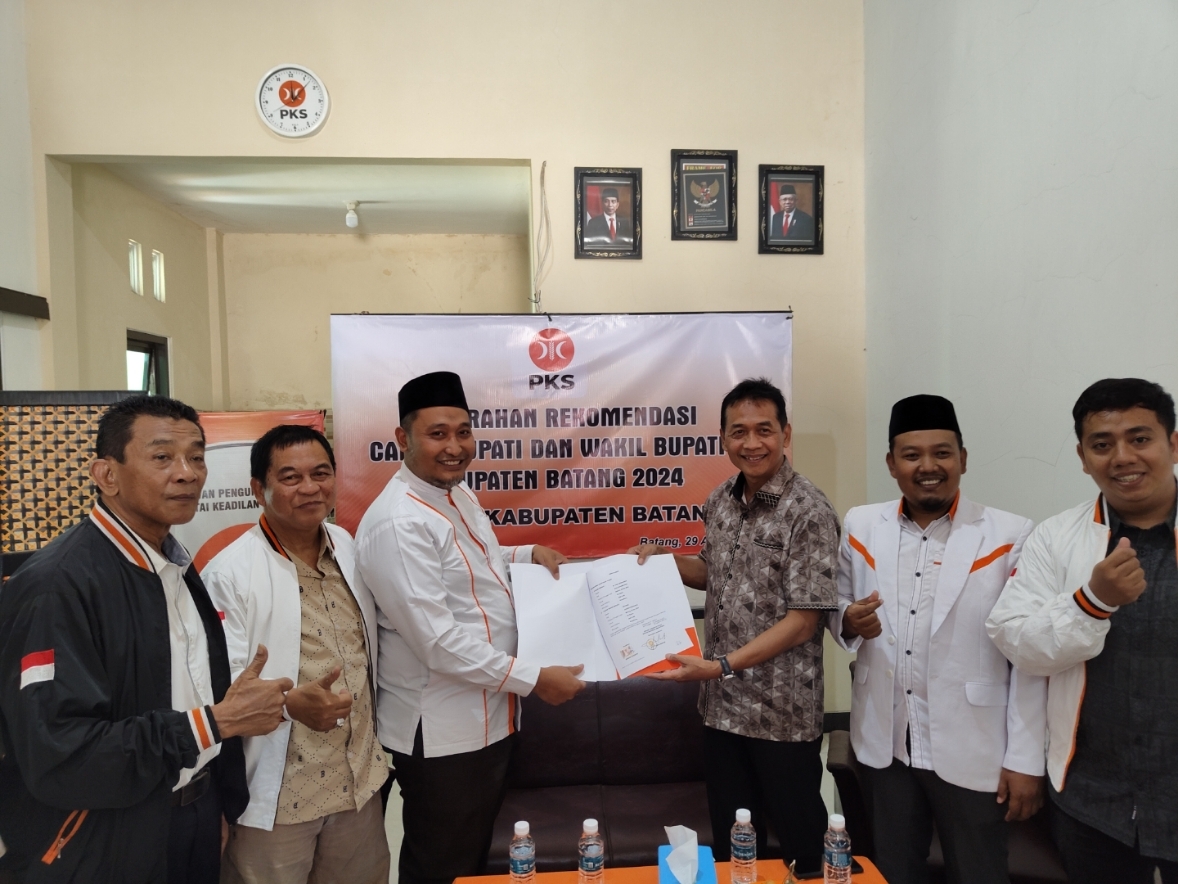 PILKADA: DPD PKS Kabupaten Batang saat menyerahkan sk dukungan kepada Paslon Faiz-Suyono.