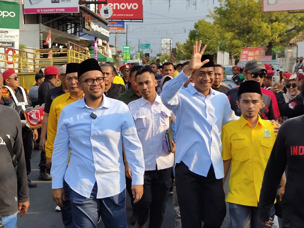 PILKADA: Paslon M Faiz Kurniawan-Suyono saat diarak massa menuju kantor KPU Kabupaten Batang.