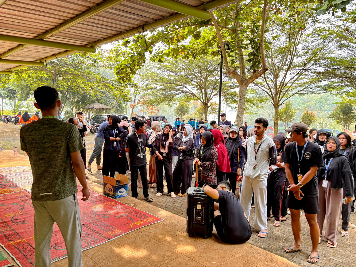 KOORDINASI: Warga Desa Gombong Pecalungan dan mahasiswa KKN UNS saat korodinasi usai bersihkan Curug Gombong.