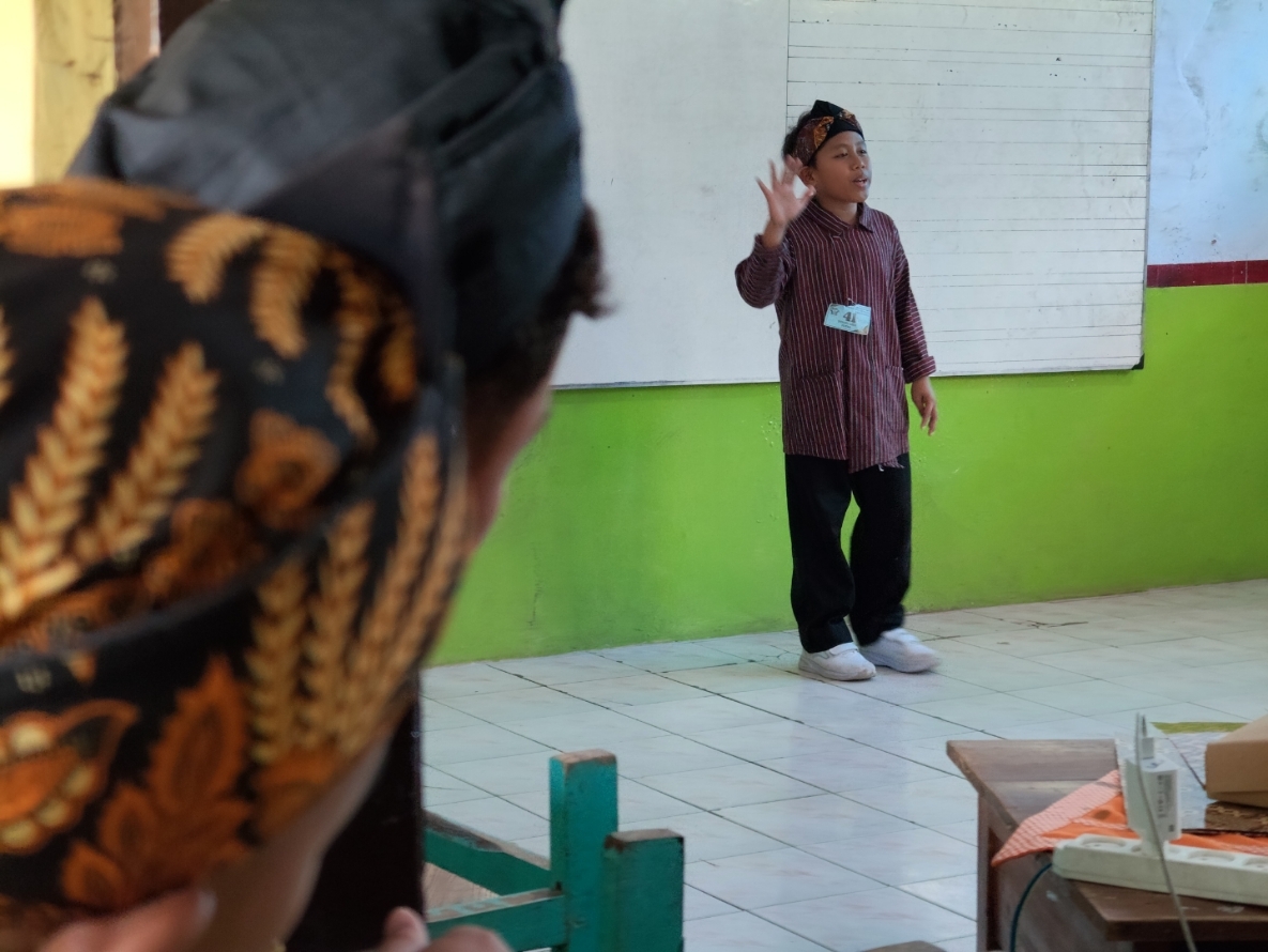 TAWA: Peserta dhagel ijen saat tampil di depan dewan juri dalam Lomba FTBI Kecamatan Batang.