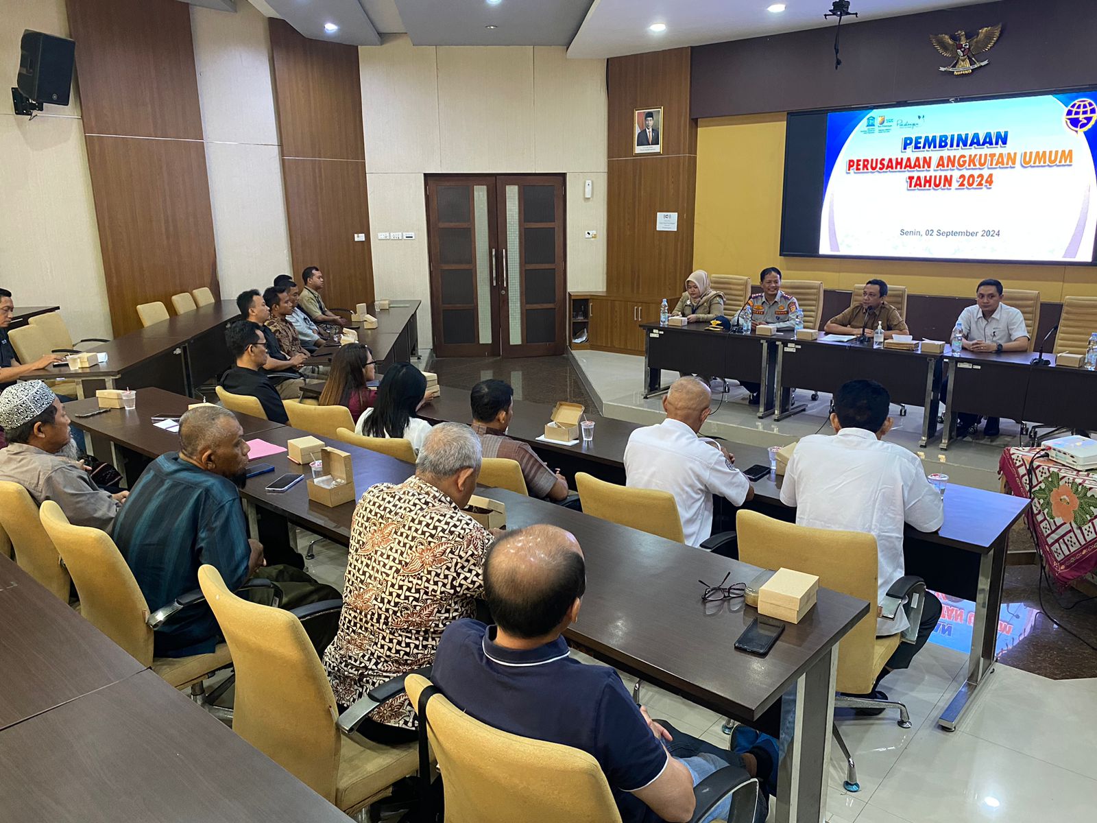 DISKUSI &ndash; Dishub Kota Pekalongan saat berikan pembinaan kepada puluhan pelaku usaha dan Organisasi Angkutan Darat (Organda), berlangsung di ruang Buketan, Senin (2/9/2024).