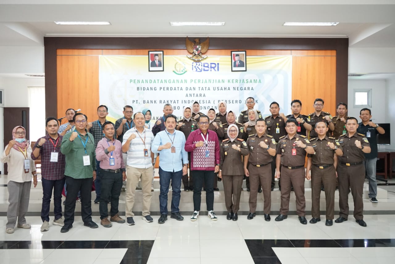 BERFOTO BERSAMA: Tim Kantor Cabang BRI Kota Pekalongan berfoto bersama dengan staf dan Pimpinan Kejari Kota Pekalongan, usai tanda tangan kesepakatan Kerjasama.