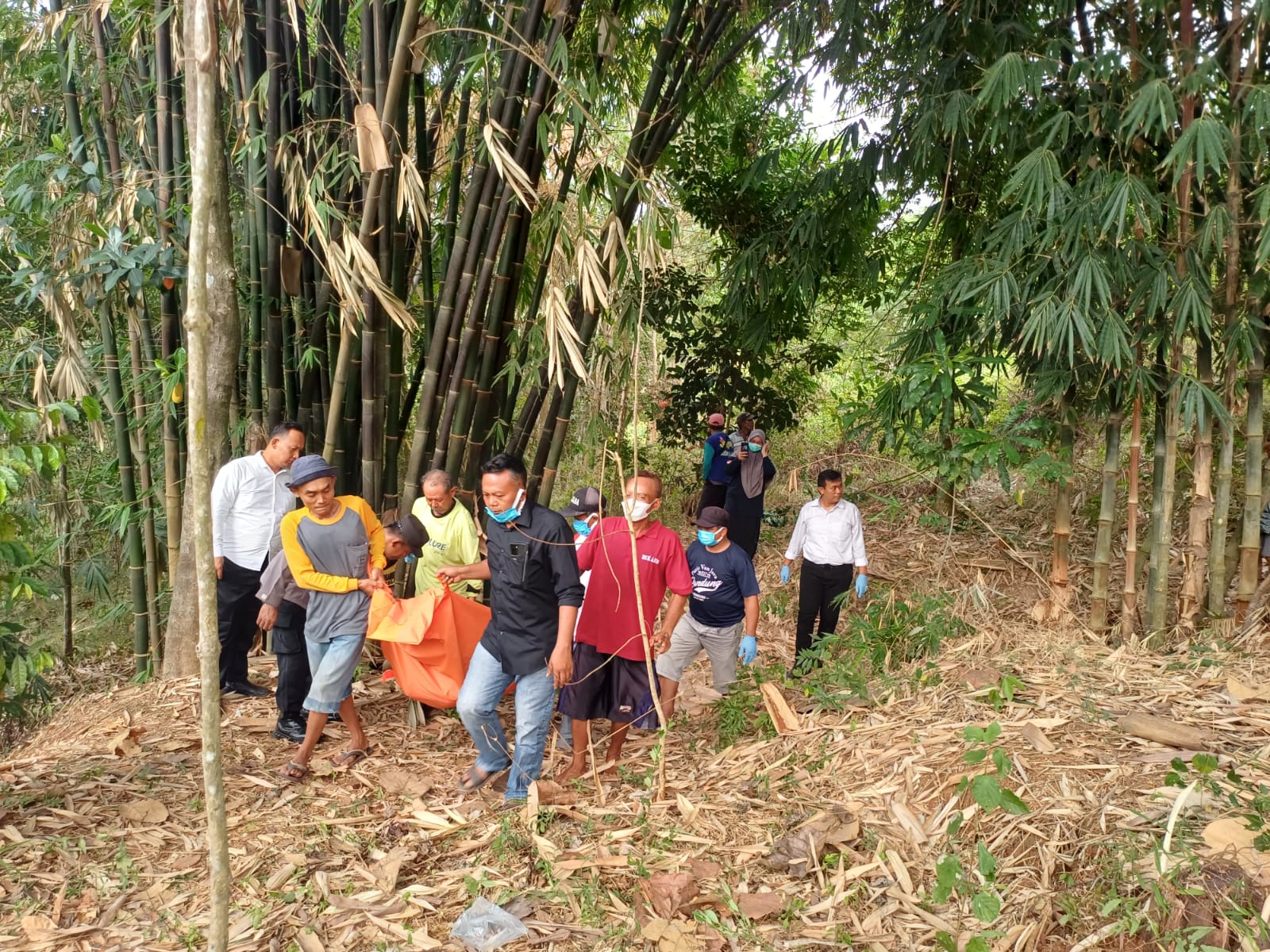 PENEMUAN MAYAT: Proses evakuasi mayat dari lokasi penemuan, Desa Kalipancur, Kecamatan Bojong, Kabupaten Pekalongan.
