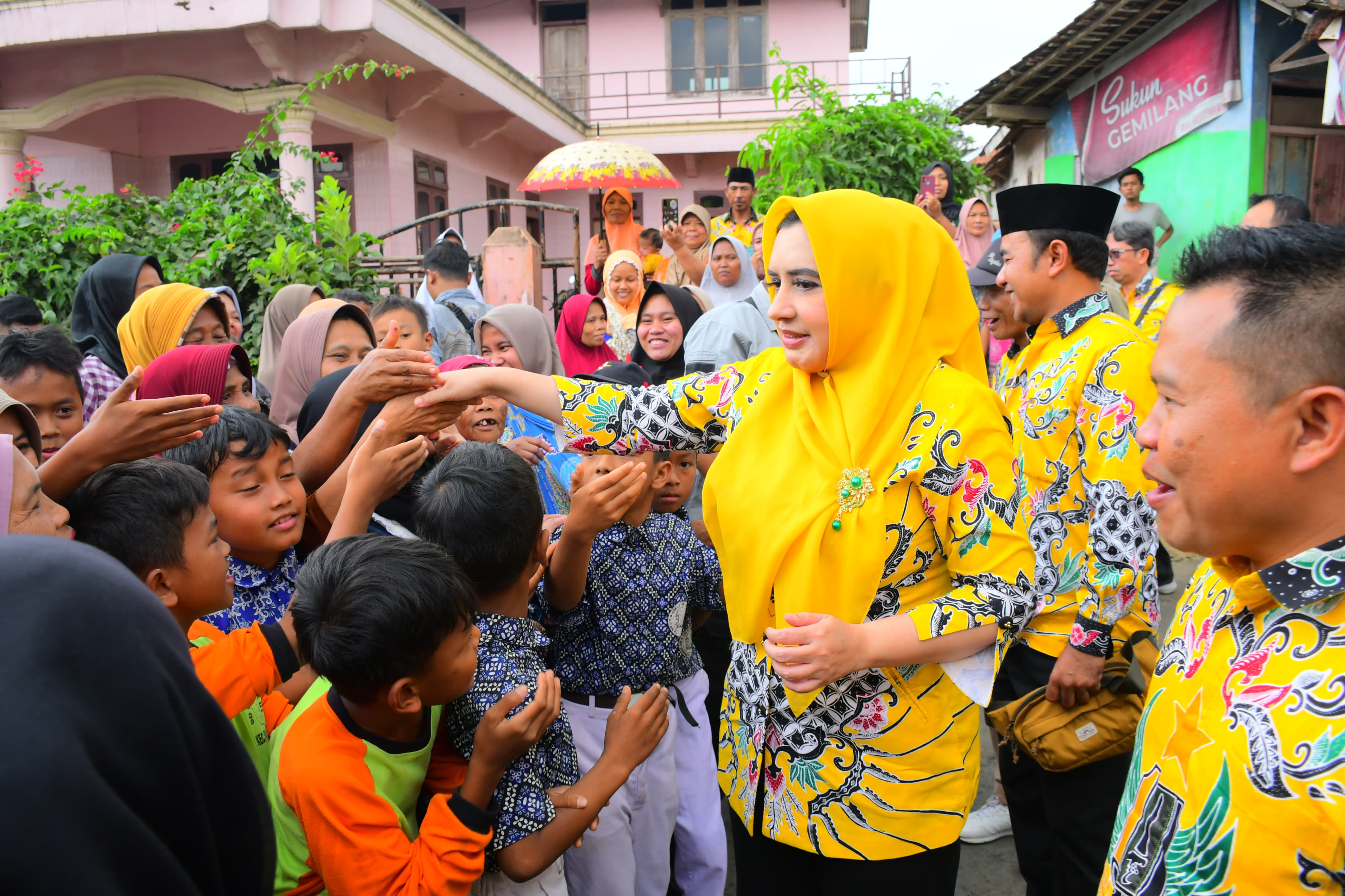 PERESMIAN: Bupati Pekalongan Fadia Arafiq disambut warga saat baru saja tiba di lokasi peresmian ruas jalan Domiyang-Notogiwang, Kecamatan Paninggaran, Rabu (4/9/2024).