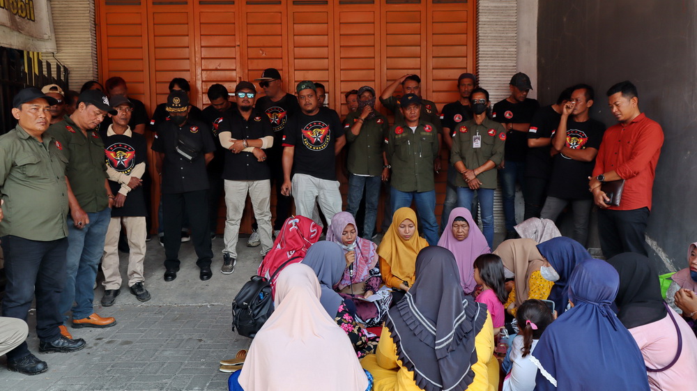 DOA BERSAMA: Puluhan anggota koperasi BMT Mitra Umat saat gelar doa bersama di depan kantor setempat, Senin (9/9/2024).