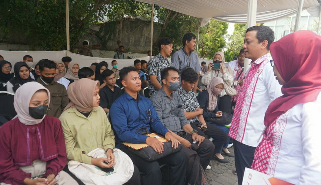 SEMANGAT - Walikota Pekalongan, HA Afzan Arslan Djunaid saat berikan motivasi kepada pencaker di Hotel Khas Pekalongan, Selasa (10/9/2024).