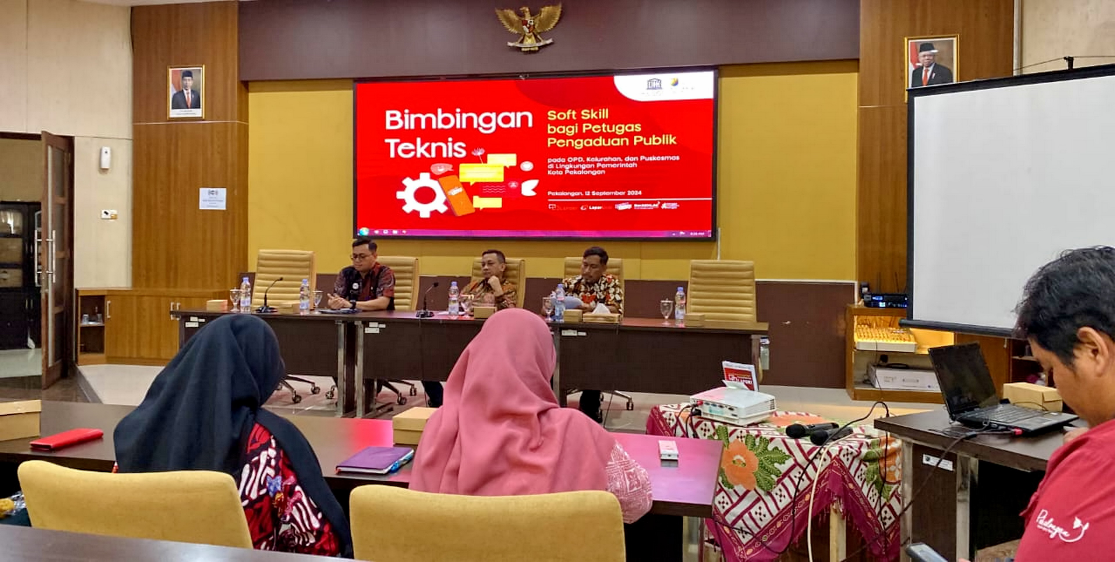 BERIKAN ARAHAN - Walikota Pekalongan, HA Afzan Arslan Djunaid saat berikan arahan pada Bitek Soft Skill petugas layanan pengaduan publik, Kamis (12/9/2024).