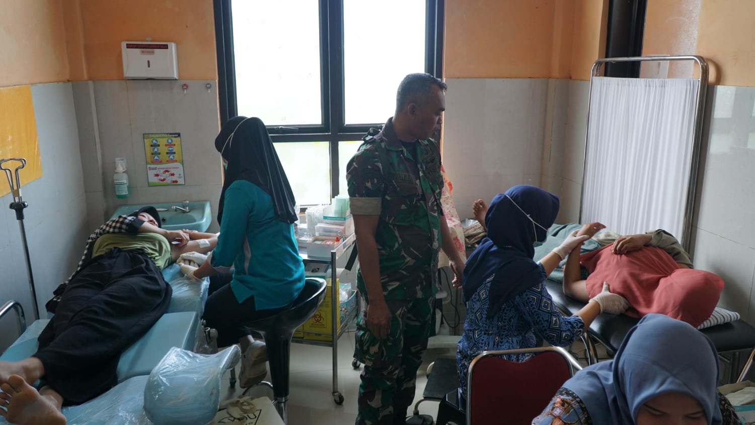 KB GRATIS: Suasana pelaksanaan layanan KB gratis di Puskesmas Doro II yang digelar Kodim 0710/Pekalongan dan Dinkes Kabupaten Pekalongan.