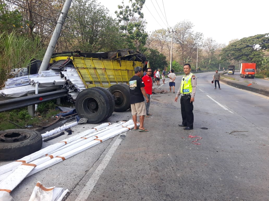 EVAKUASI &ndash; Tim lantas Polres Batang saat melakukan evakuasi truk yang mengalami rem blong di jalur di jalan lingkar Alas Roban Kamis petang (12/9/2024).