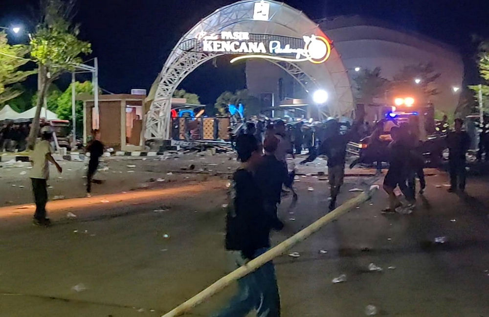 RUSUH : Suasana ricuh saat konser SID di TW Pasir Kencana Kota Pekalongan, pada Sabtu malam (14/9/2024) yang menimbulkan banyak korban.