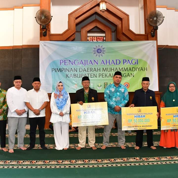 HIBAH: Bupati Pekalongan Fadia Arafiq saat penyerahan dana hibah kepada PDM dan PDA Kabupaten Pekalongan.