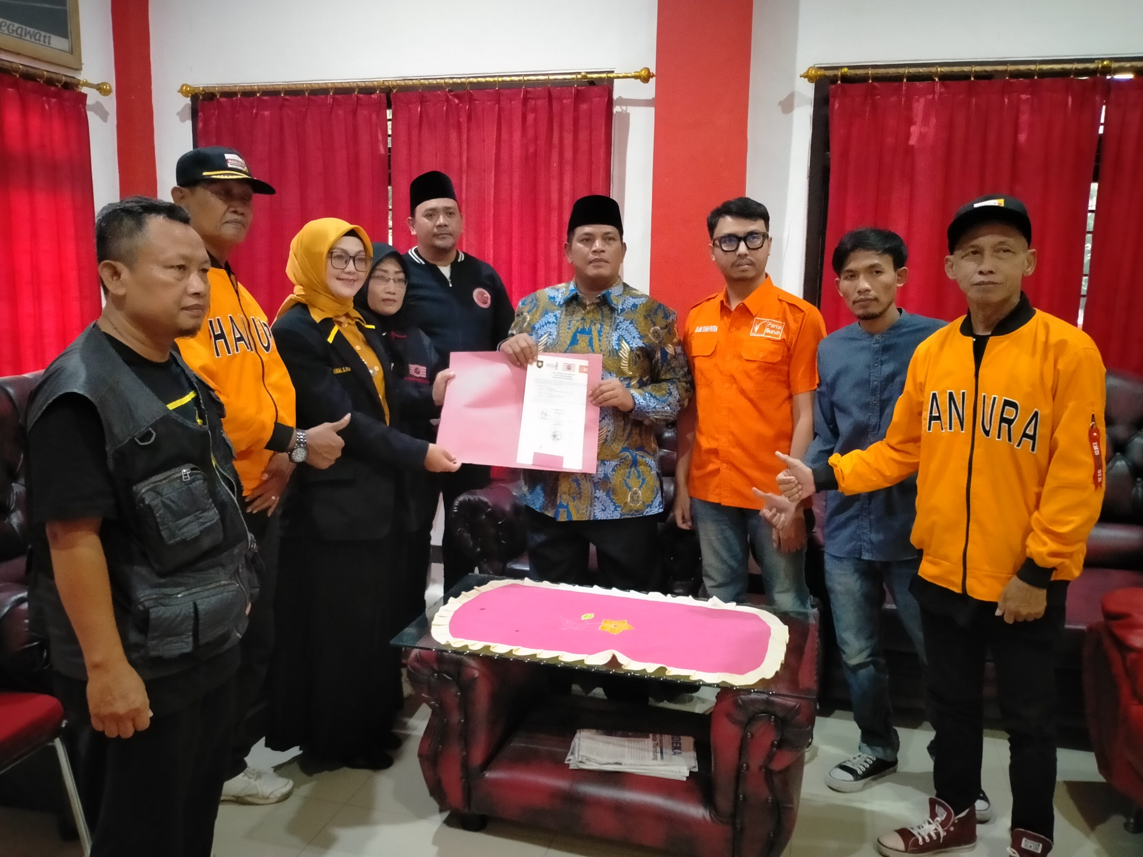 PILKADA: Perwakilan Partai Ummat, Partai Hanura, Partai Buruh, dan Partai Kebangkitan Nusantara (PKN) saat menyerahkan dukungan kepada Riswadi-Amin, Kamis (12/9/2024).
