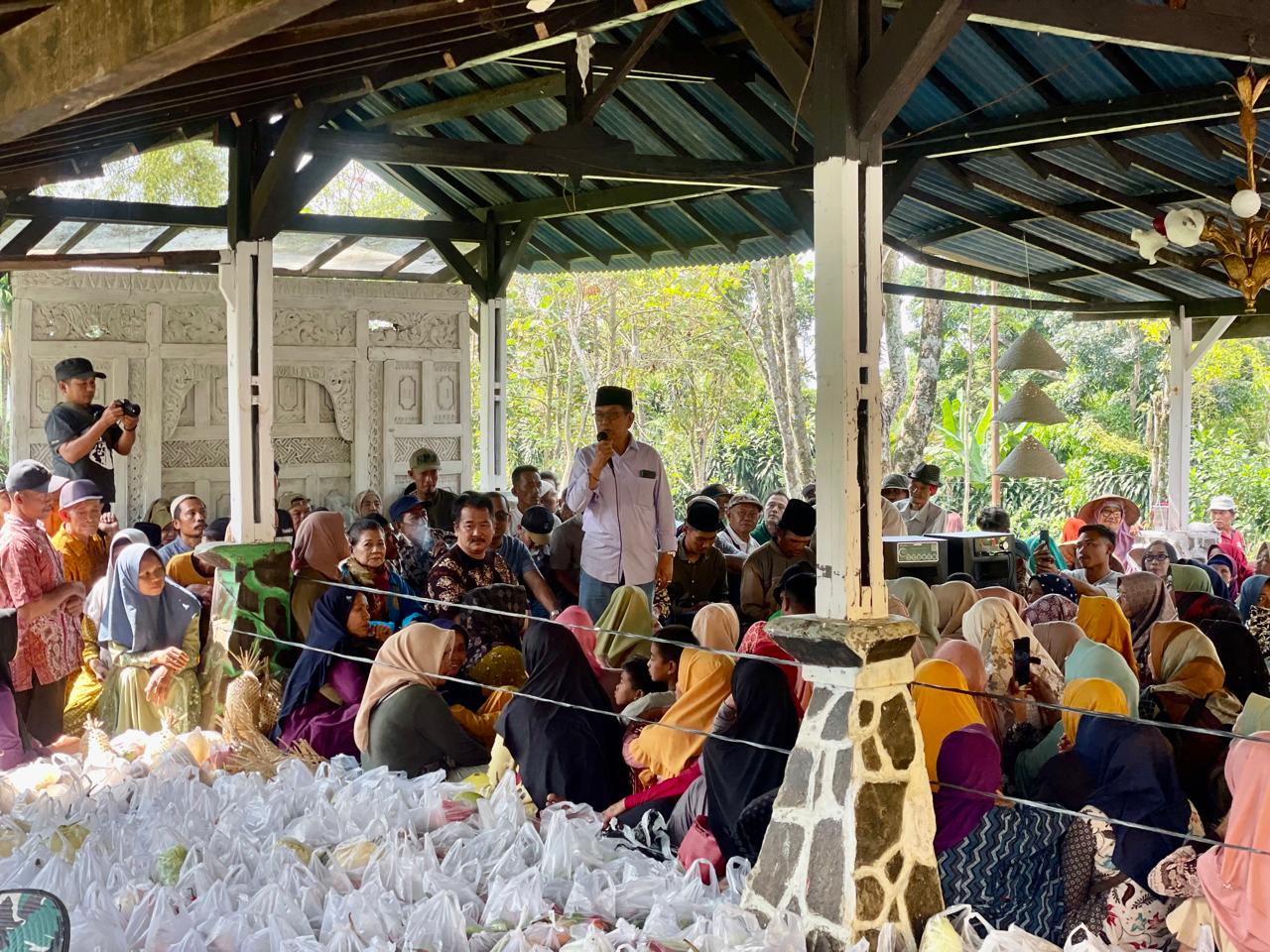 Cabup Batang Fauzi Fallas bertemu para petani di Pasar Krempyeng, Kecamatan Bandar.