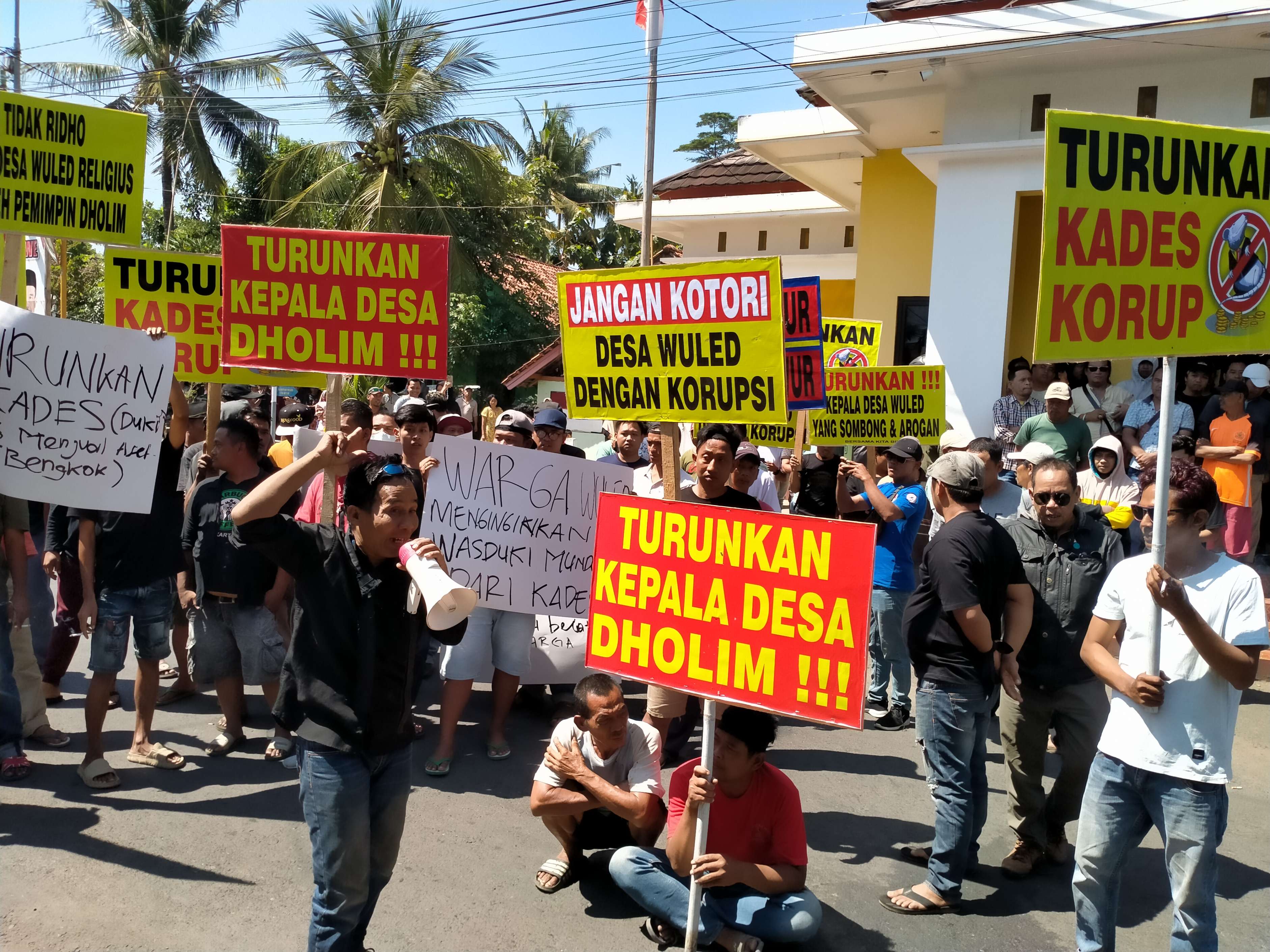 DEMONSTRASI WARGA: Ratusan warga Desa Wuled, Kecamatan Tirto, Kabupaten Pekalongan, menggelar demonstrasi menuntut kades mundur dari jabatannya, Rabu (18/9/2024).