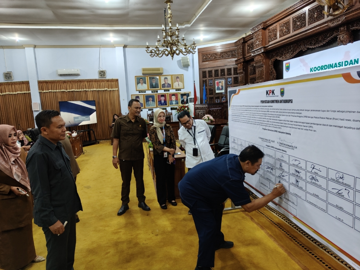 DEMI RAKYAT: Anggota DPRD Kabupaten Batang saat menandatangani komitmen antikorupsi bersama KPK.