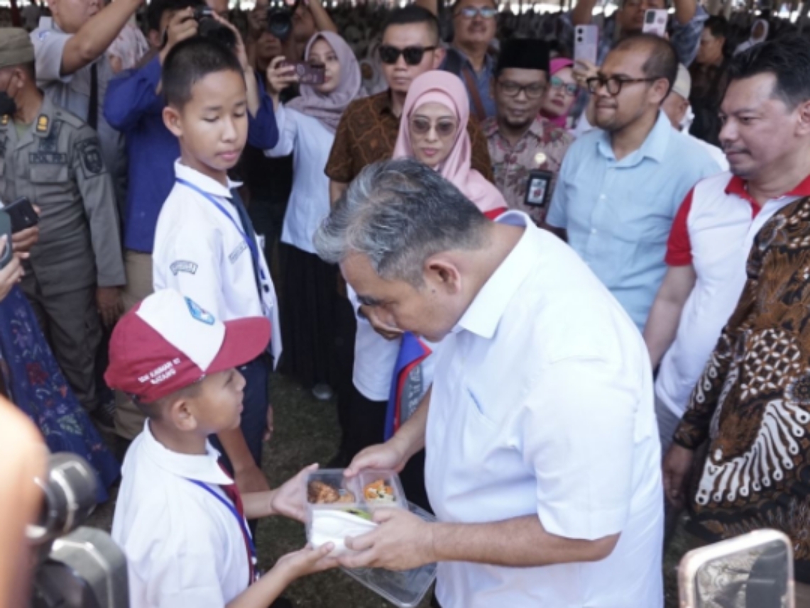 Calon Bupati Batang, Faiz Kurniawan mendampingi Ahmad Muzani, Sekretaris Jenderal Partai Gerindra saat simulasi makan bergisi gratis untuk pelajar Batang