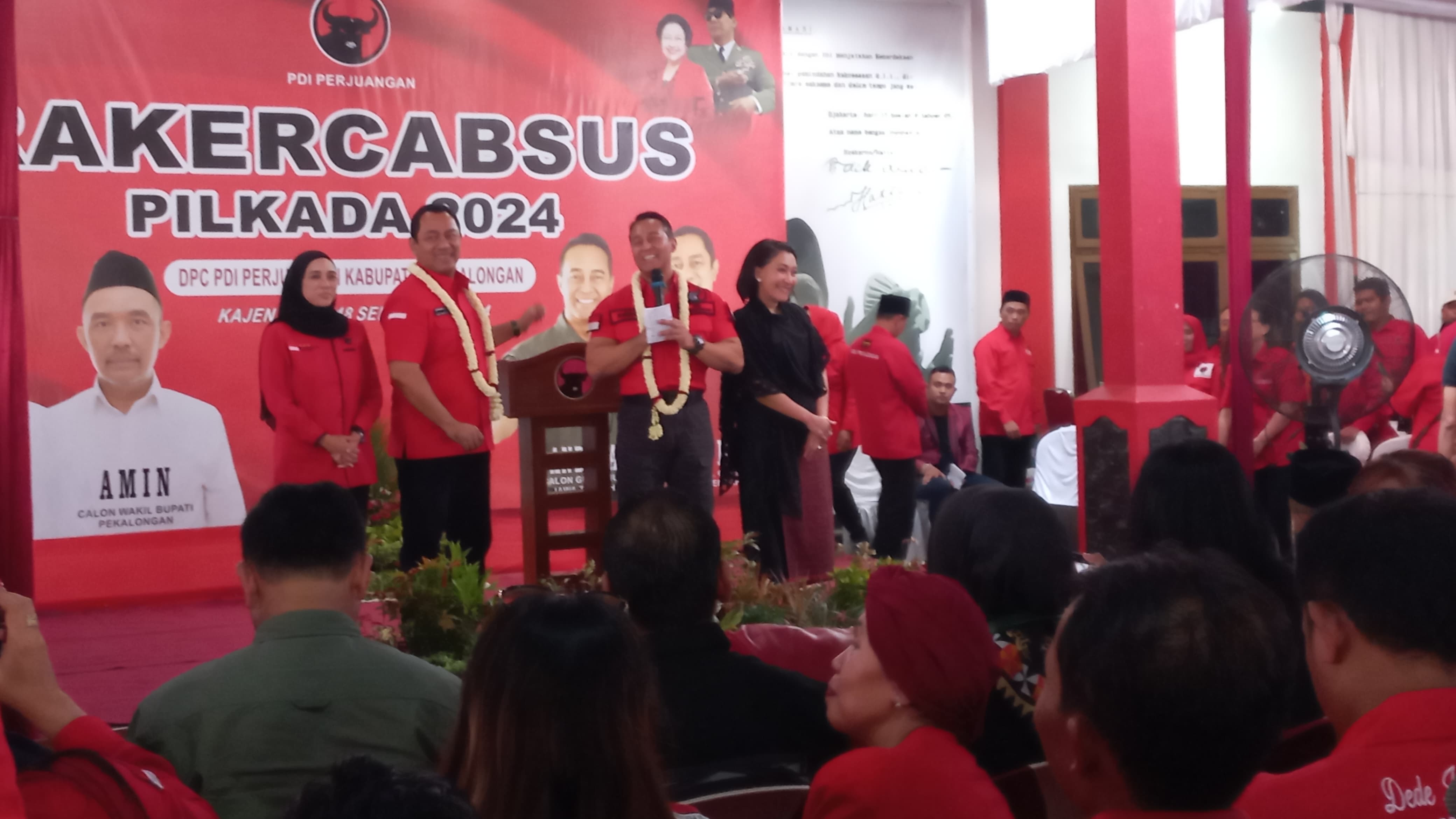 POLITIK: Bapaslon Gubernur-Wakil Gubernur Jateng Andika-Hendi saat diperkenalkan ke kader PDI Perjuangan di Kabupaten Pekalongan, Rabu (18/9/2024).