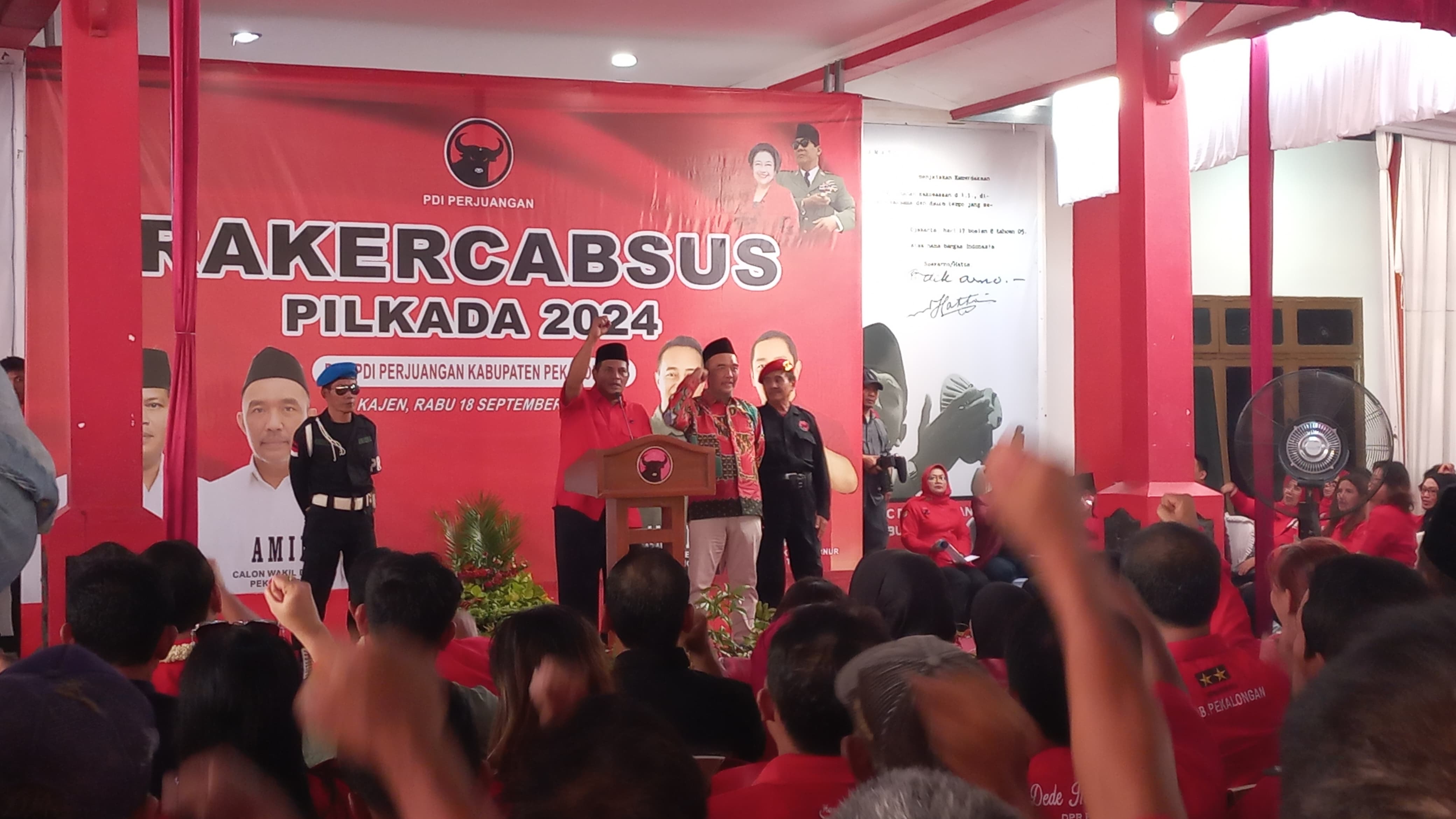 POLITIK: Cabup-Cawabup Pekalongan Riswadi-Amin saat membakar semangat kader PDI Perjuangan dalam Rakercabsus Pilkada 2024, Rabu (18/9/2024).