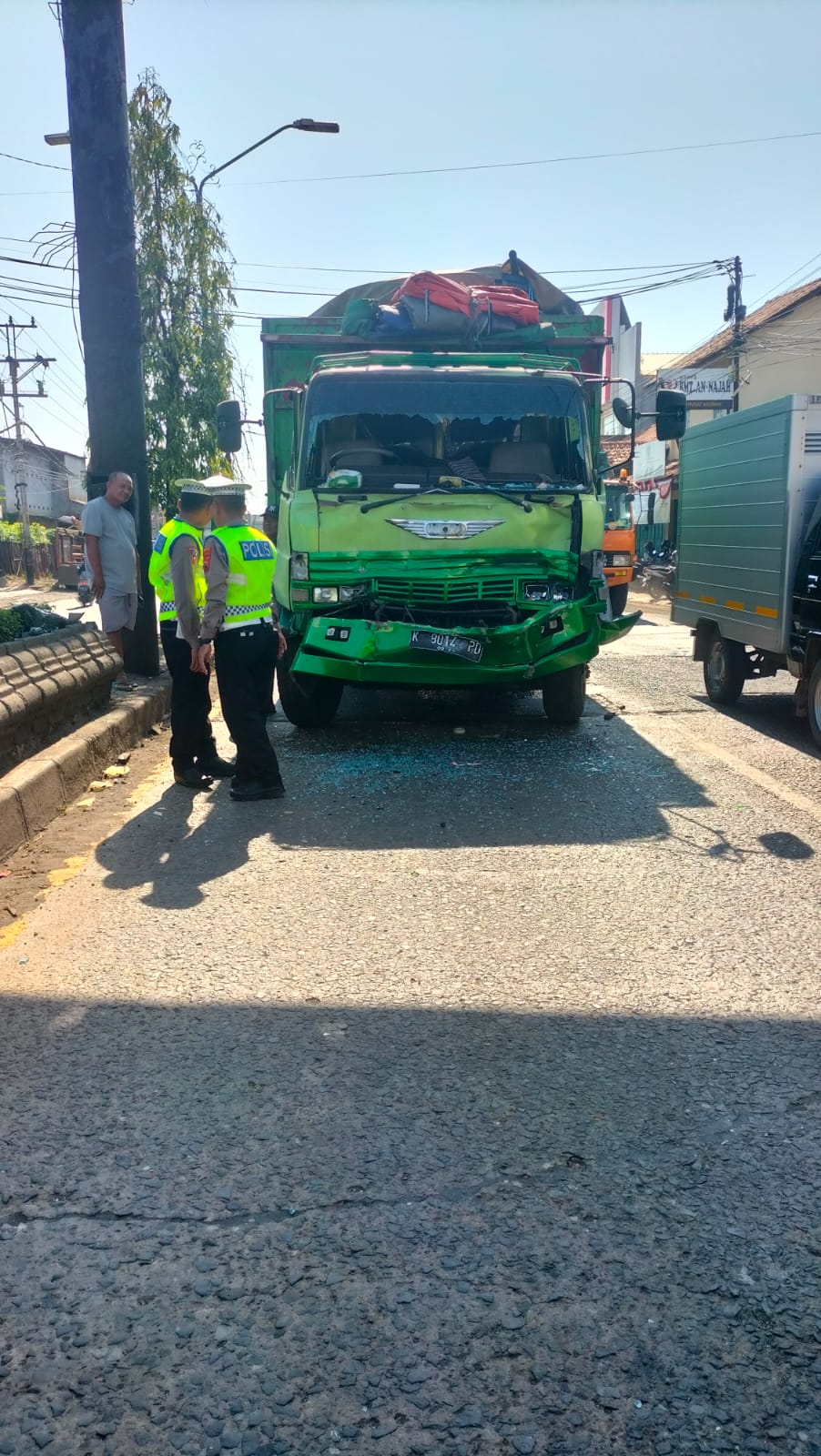 KECELAKAAN: Polisi saat mengatur lalu lintas untuk mengevakuasi truk usai kecelakaan, di jalur pantura Wiradesa, Kabupaten Pekalongan, Kamis (19/9/2024).
