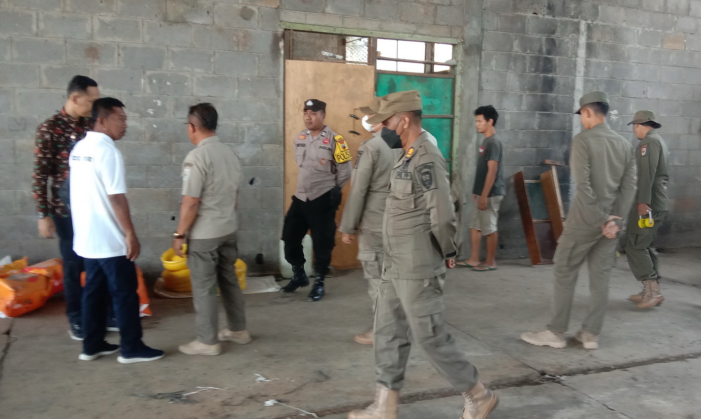 TEGUR LANGSUNG: Anggota Satpol PP Kabupaten Batang saat mendatangi langsung penangkaran anjing di Kecamatan Gringsing, ditegur agar segera pindah.