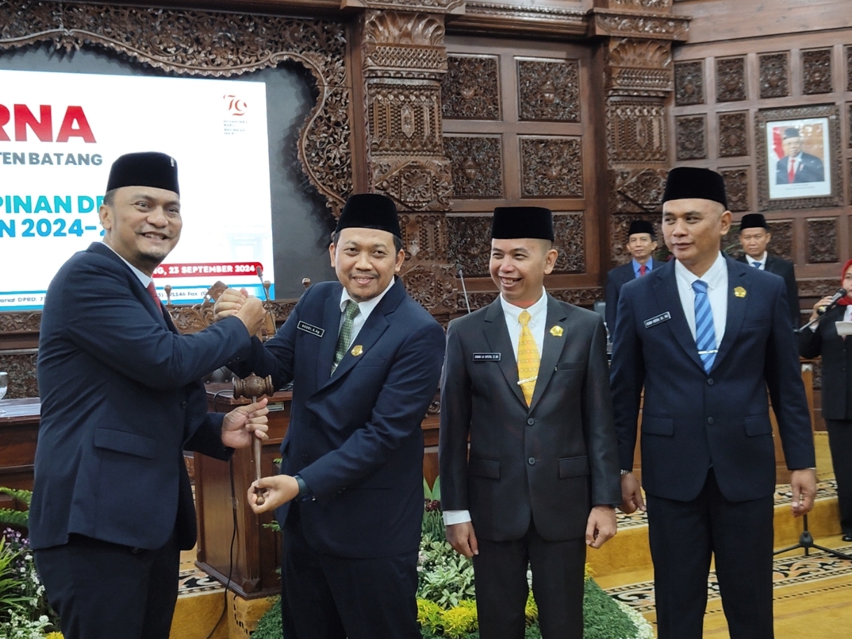 DITETAPKAN: Penyerahan palu pimpinan DPRD Kabupaten Batang dari wakil pimpinan sementara ke Pimpinan DPRD Kabupaten Batang 2024-2029.