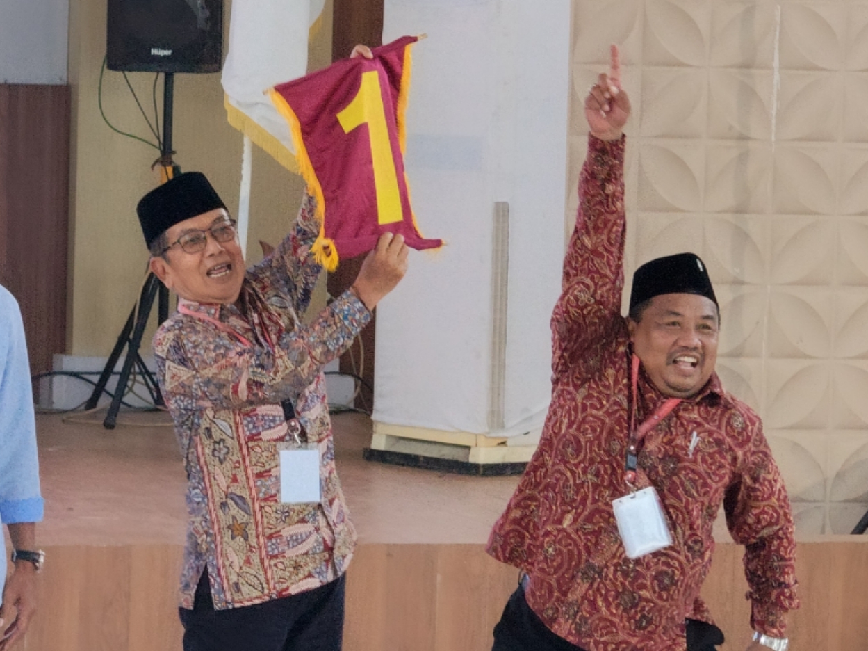 Fauzi Fallas-Ahmad Ridwan saat membuka nomor undian dalam Pilkada Kabupaten Batang.