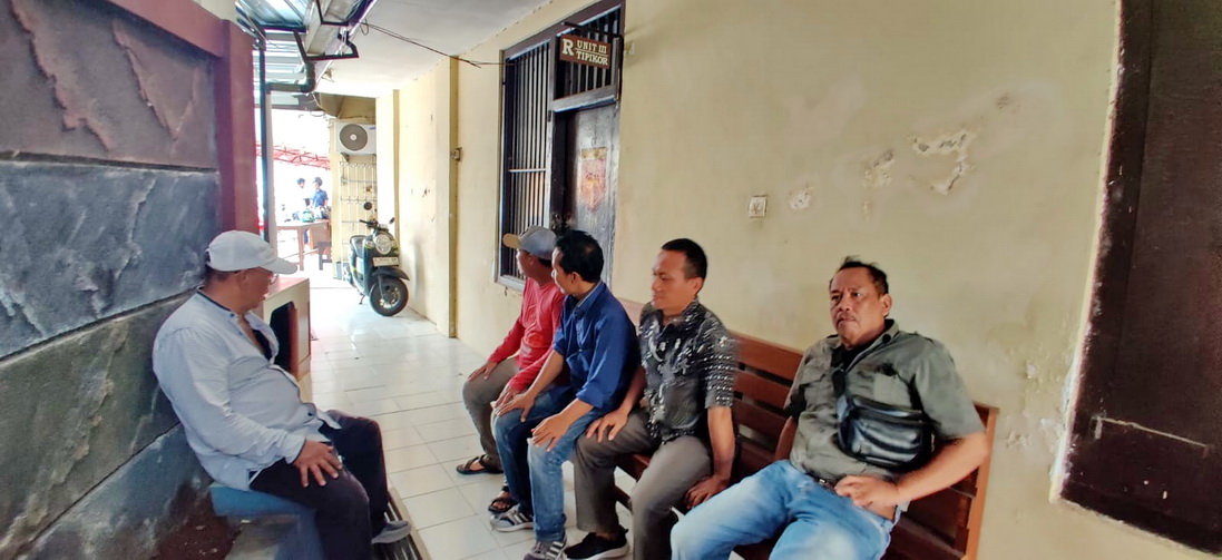 LAPORAN KASUS: Perwakilan Warga Desa Wuled Tirto saat mendatangi Sat Reskrim Polres Pekalongan Kota, terkait aduan Penyalahgunaan Wewenang Kades, Senin (23/9/2024).