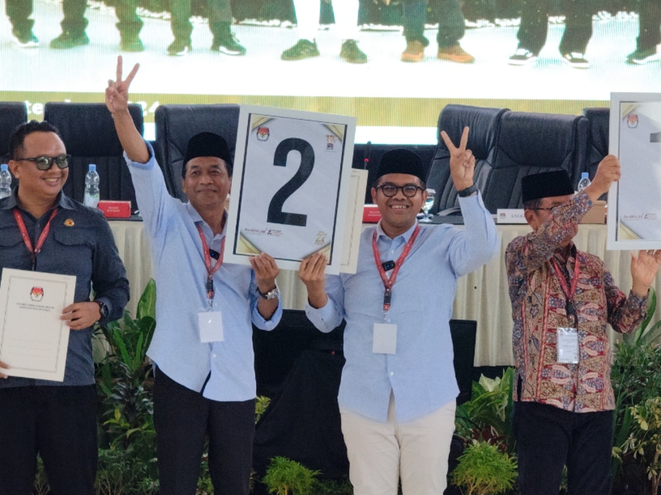 Faiz-Suyono saat mendapatkan nomor urut 2 di Pilkada Kabupaten Batang.