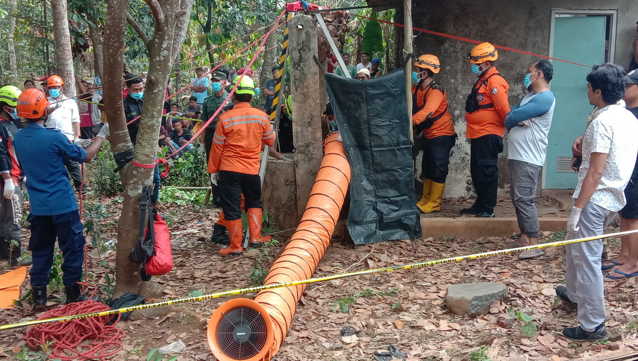 EVAKUASI: Tim gabungan Petugas Damkar, BPBD dan SAR Bagana saat evakuasi mayat di dalam sumur, di Desa Dlimas, pada Selasa pagi (24/09/2024)