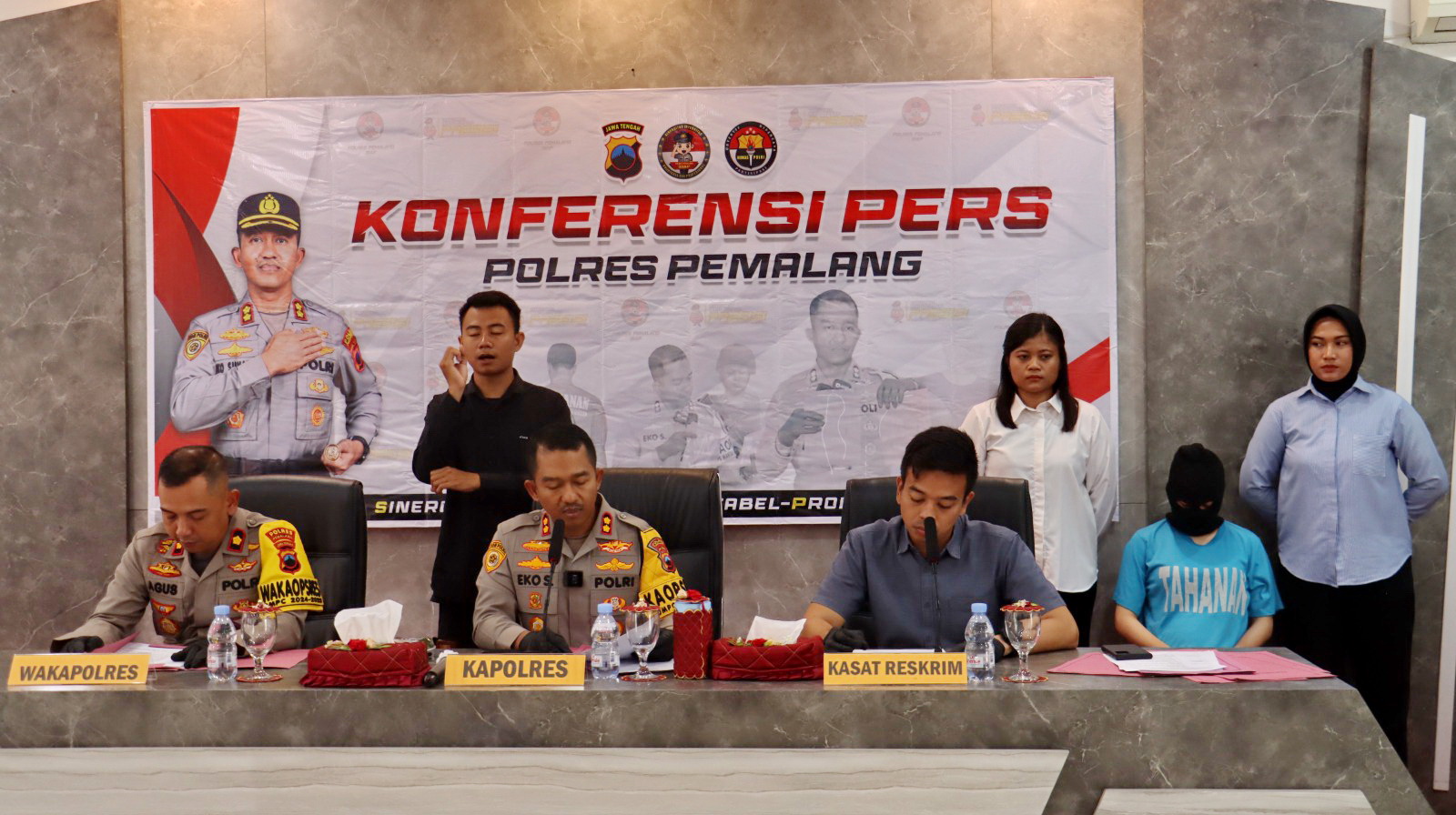 BERIKAN KETERANGAN - Kapolres Pemalang AKBP Eko Sunaryo saat berikan keterangan penangkan pembuang dan pembunuh bayi, pada Selasa (24/9/2024).