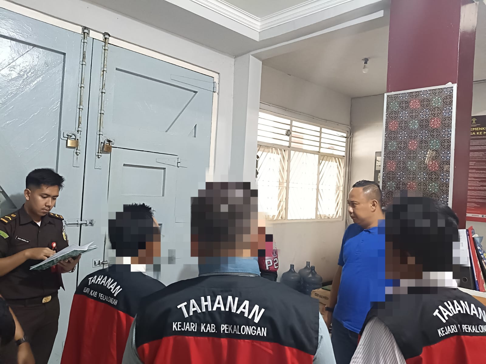 DIKIRIM KE RUTAN: Ketiga tersangka kasus dugaan korupsi pembangunan Blok F Pasar Kedungwuni saat diserahkan ke Rutan Pekalongan usai ditetapkan sebagai tersangka.