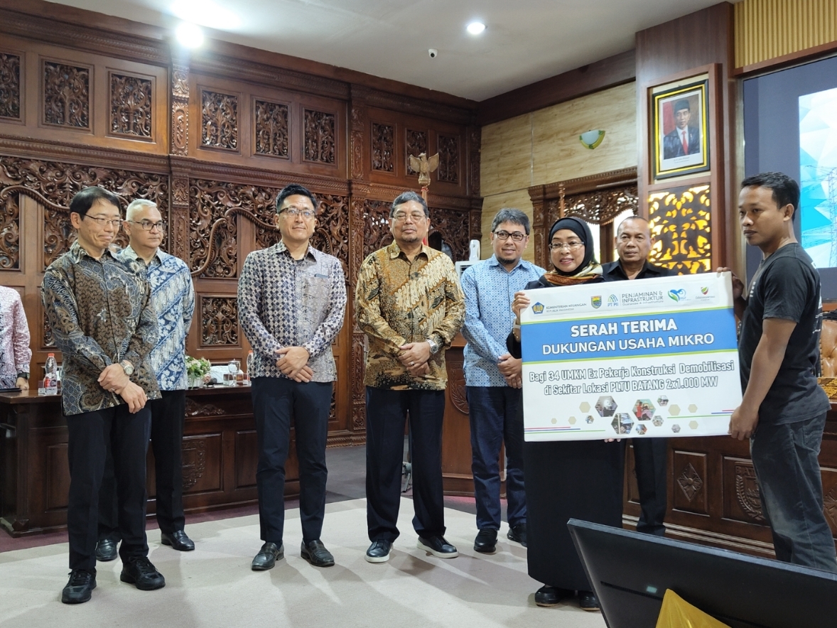STIMULAN: Eks-Pekerja Kontruksi PLTU Batang saat menerima bantuan usaha.